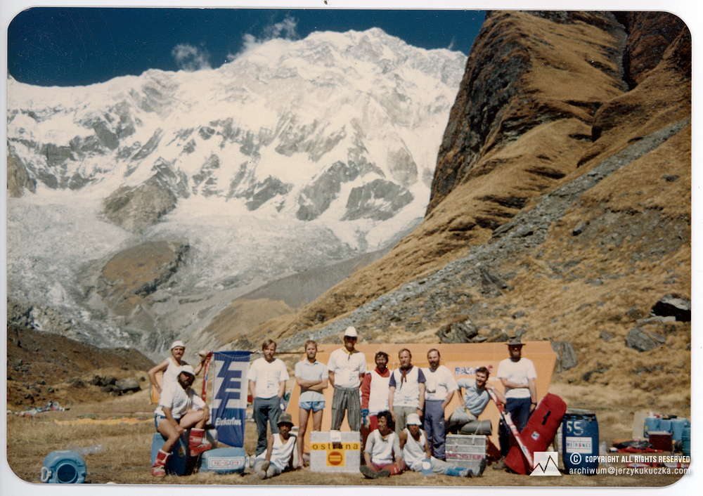 Uczestnicy wyprawy w bazie. Na beczce siedzi Ryszard Warecki. Stoją od lewej: Lech Korniszewski, Artur Hajzer, Phil Butler, Steve Untch, Francisco Espinoza, Jerzy Kukuczka, Janusz Majer, Alberto Soncini i Henry Todd. Siedzą pracownicy obsługi bazy.