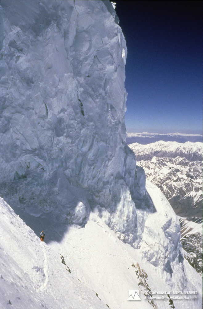 Beda Fuster wspina się pod serakiem Szyjka Butelki (Bottleneck) na K2.