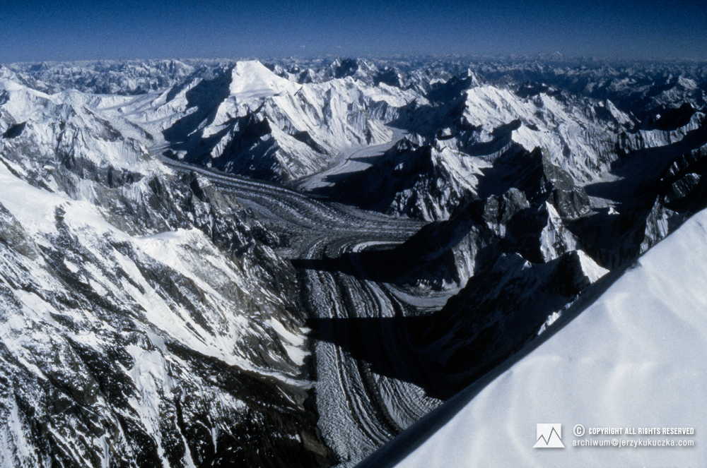 Karakorum widoczne ze stoku K2. W centrum Chogolisa (7665 m n.p.m.).