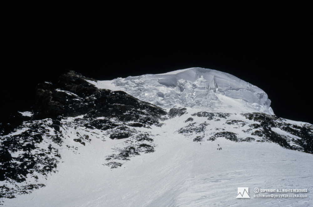 Uczestnicy wyprawy w trakcie wspinaczki pod żlebem zwanym „Szyjką Butelki” (Bottleneck) i podszczytowym serakiem w górnych partiach normalnej drogi na K2.