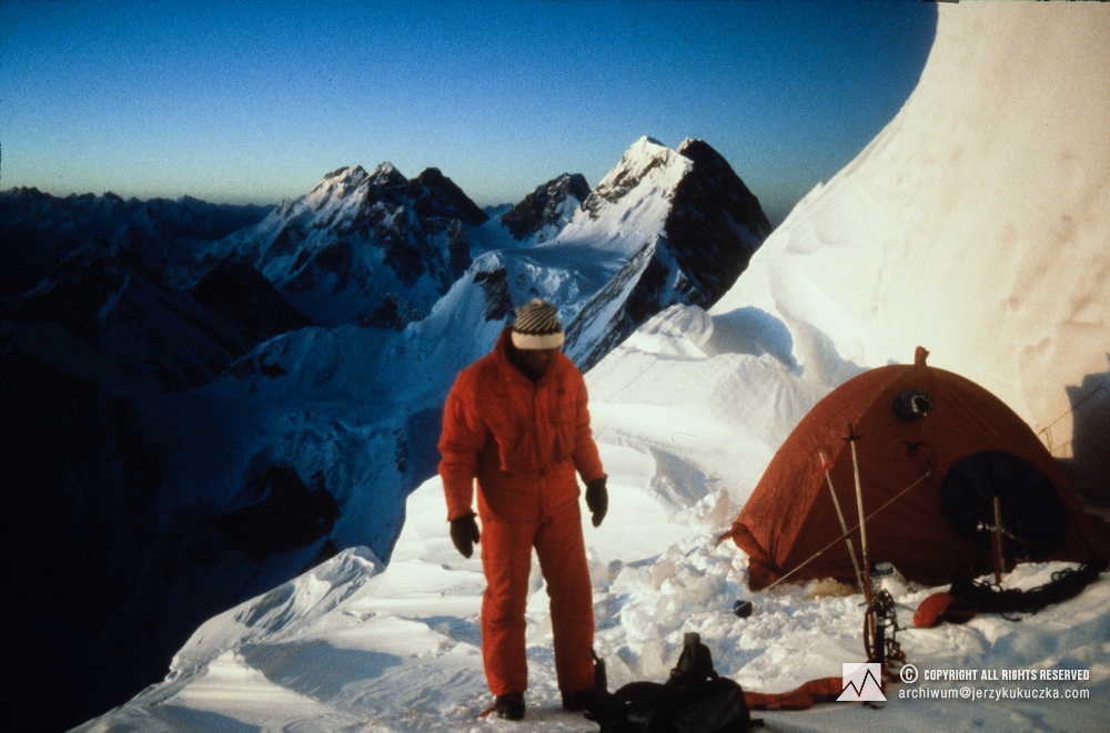 Jerzy Kukuczka w obozie na stoku K2. W tle widoczne masywy Broad Peak oraz Gasherbrum.