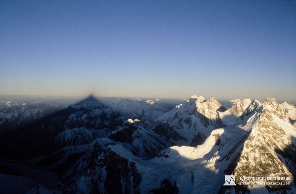 Masyw Broad Peak oraz masyw Gasherbrum widoczne ze stoku K2.