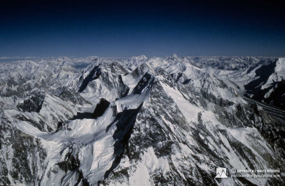 Masyw Broad Peak oraz masyw Gasherbrum widoczne ze stoku K2.