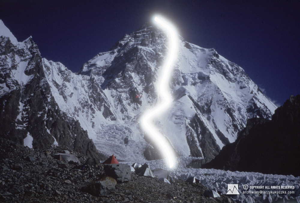 Szczyt K2 z wyznaczoną trasą wspinaczki.