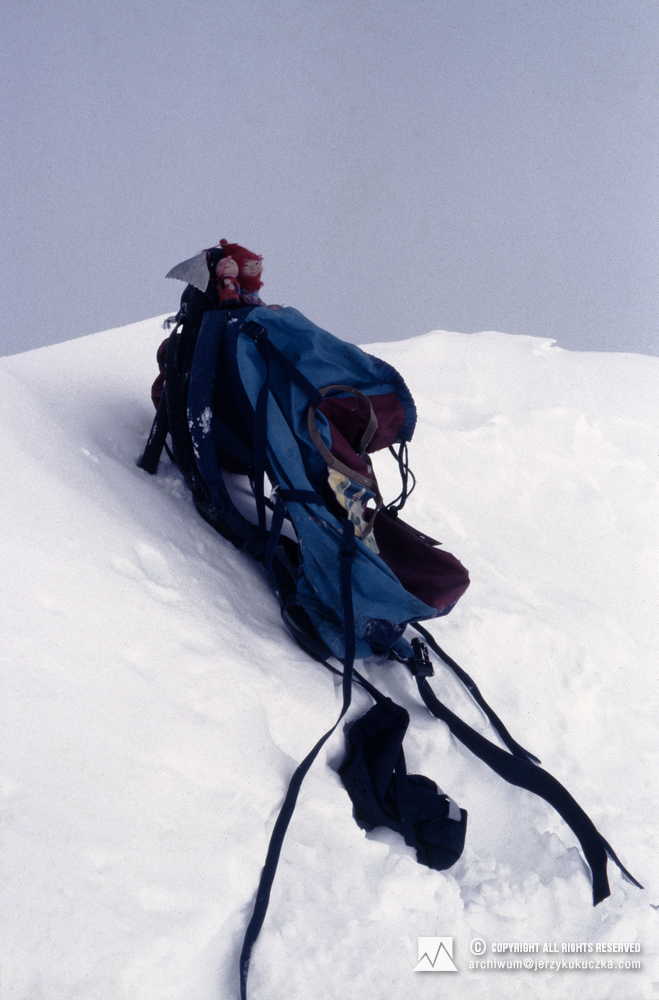 Plecak Jerzego Kukuczki na szczycie K2 (8611 m n.p.m.) - 08.07.1986.