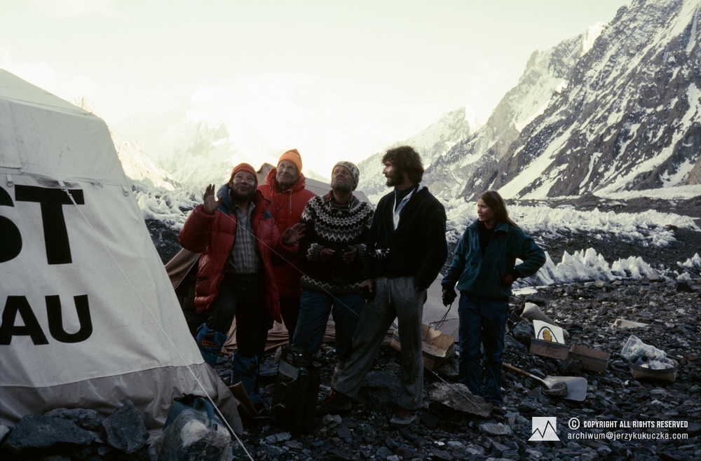 Uczestnicy wyprawy w bazie. Od lewej: Jerzy Kukuczka, Norman Dyhrenfurth, NN, Beda Fuster i Irene Schnass.
