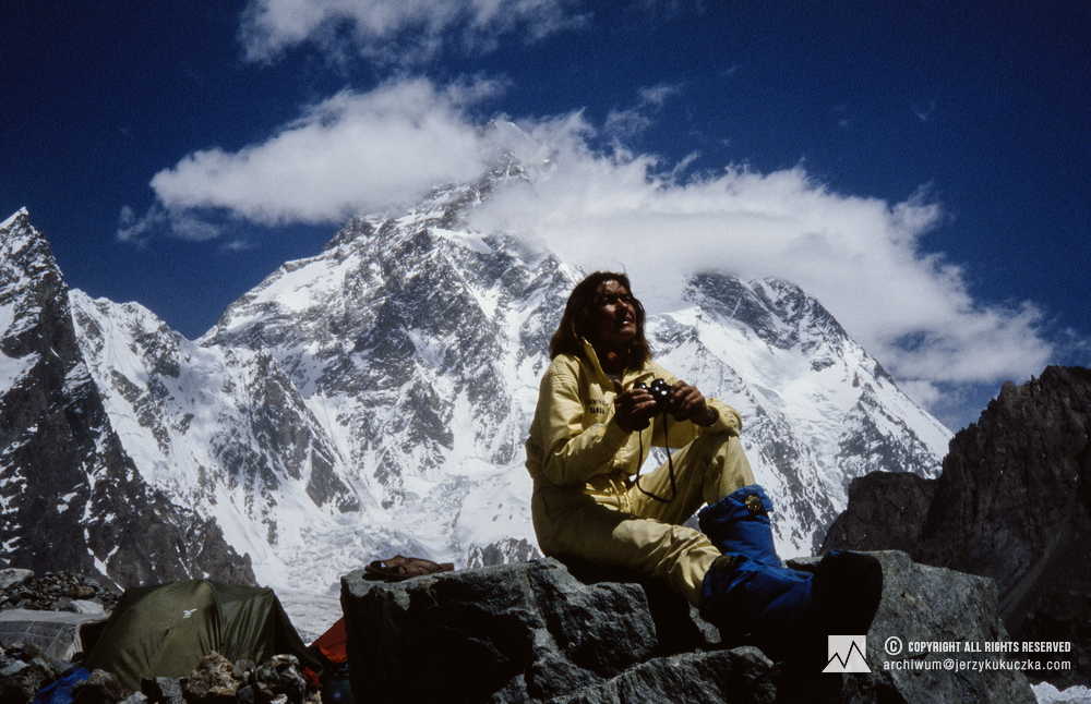 Wanda Rutkiewicz na tle K2 (8611 m n.p.m.).