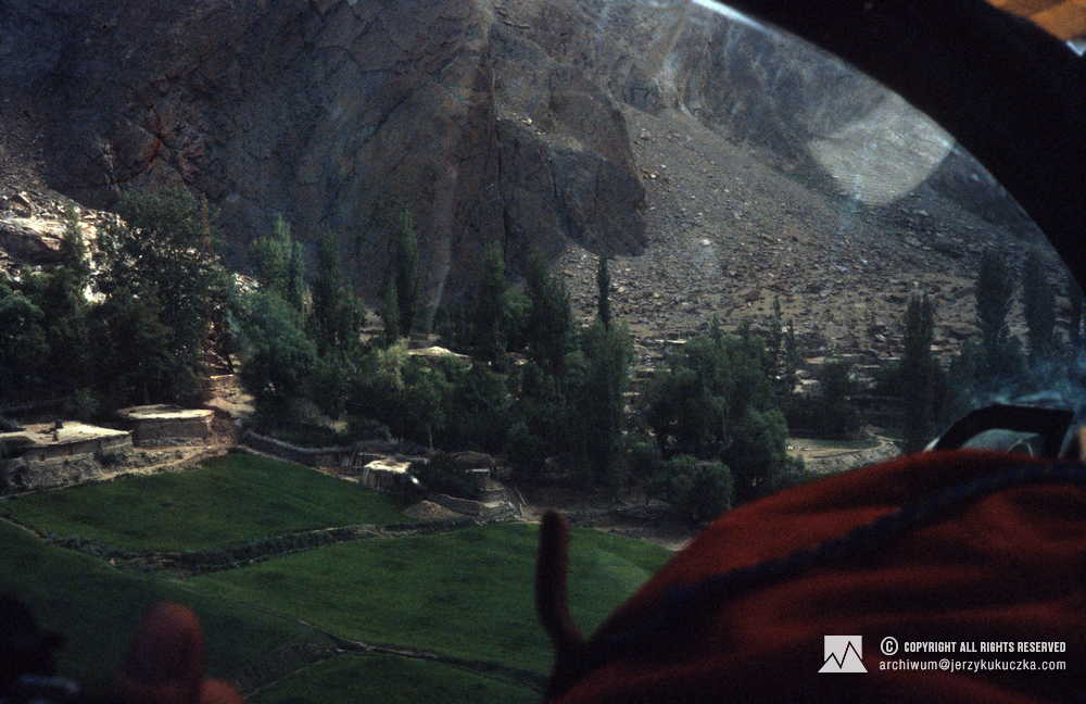 Pakistańska wioska widoczna z kokpitu helikoptera.