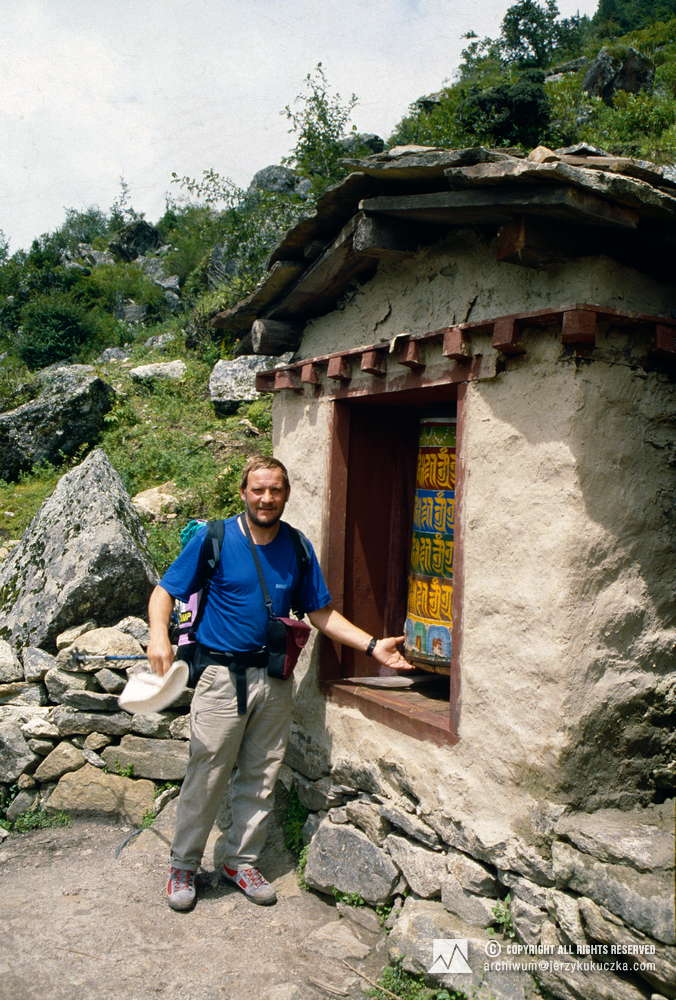 Jerzy Kukuczka przy młynku modlitewnym prawdopodobnie w jednej z wiosek prowadzącej do bazy pod Lhotse.