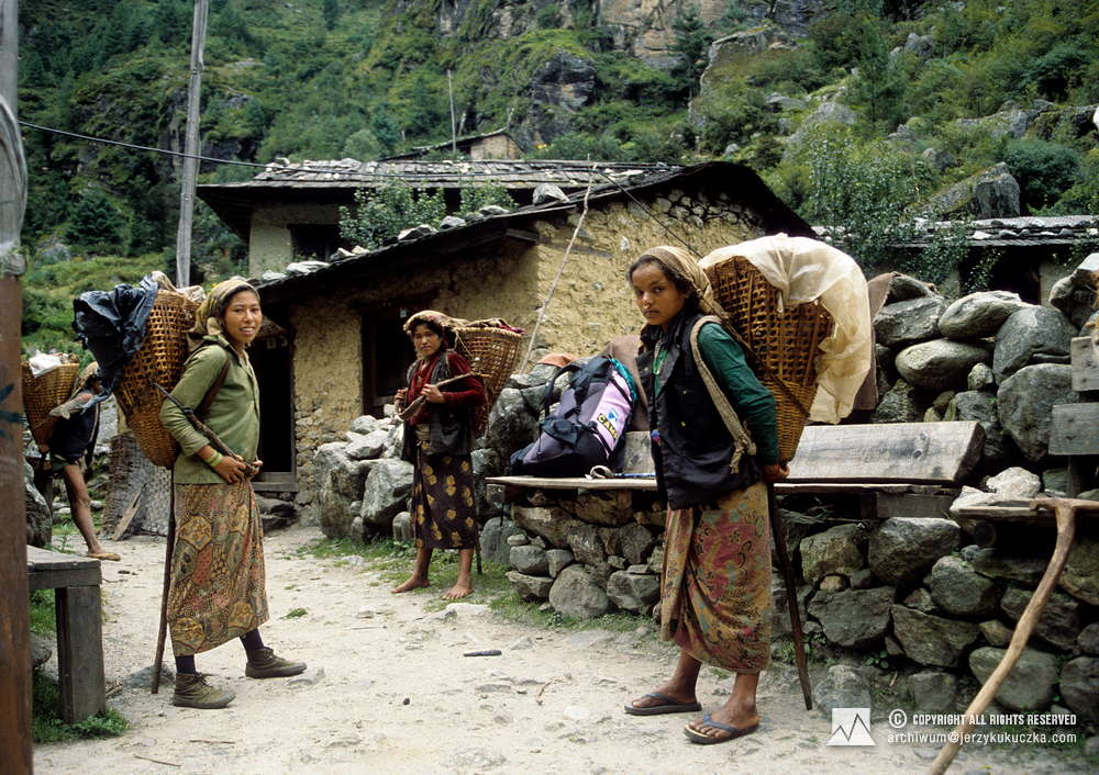 Tragarze podczas postoju w nepalskiej miejscowości.