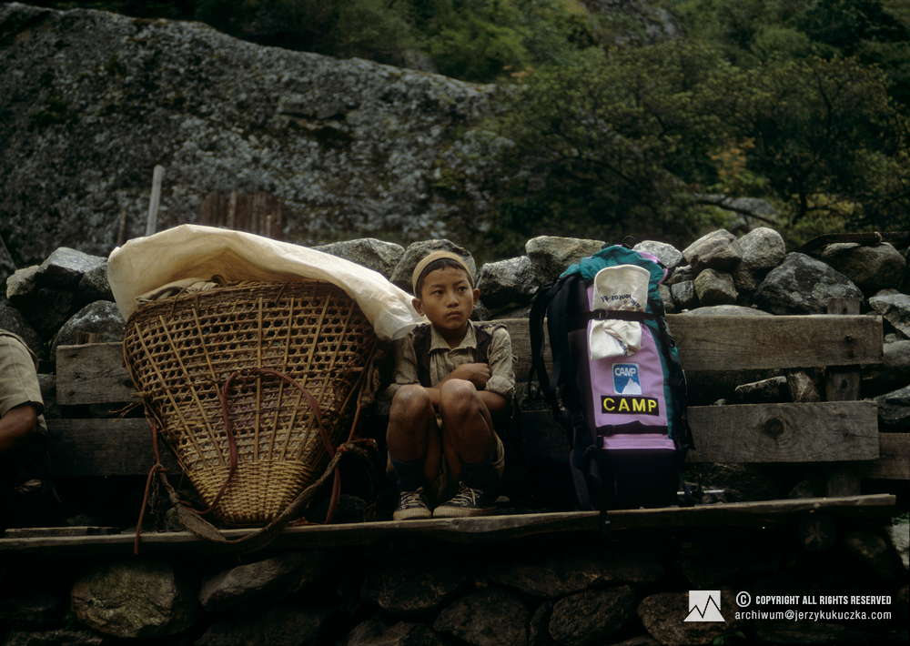 Nepalskie dziecko oraz bagaże uczestników wyprawy.