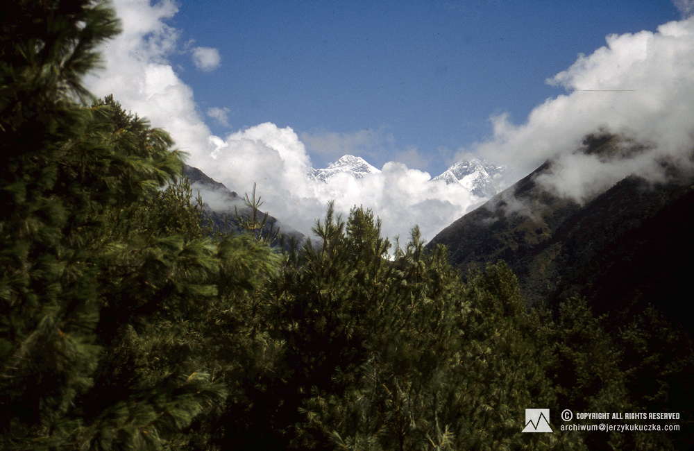 Ośmiotysięczniki widoczne z oddali. Od lewej: Mount Everest (8848 m n.p.m.) i Lhotse (8516 m n.p.m.).