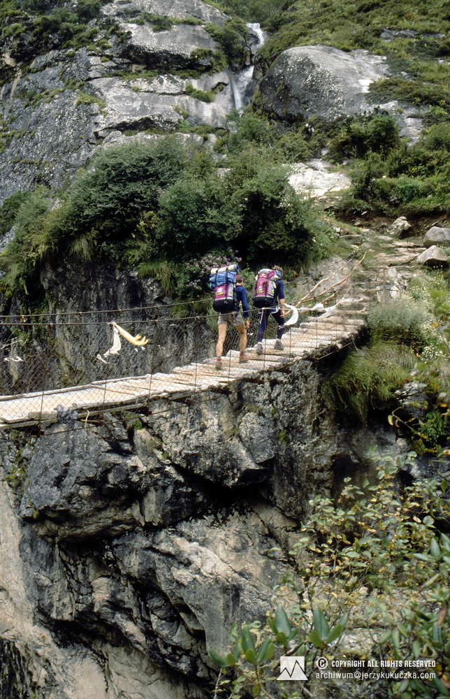 Himalaiści w drodze do bazy. Od lewej: Tomasz Kopyś i Przemysław Piasecki.