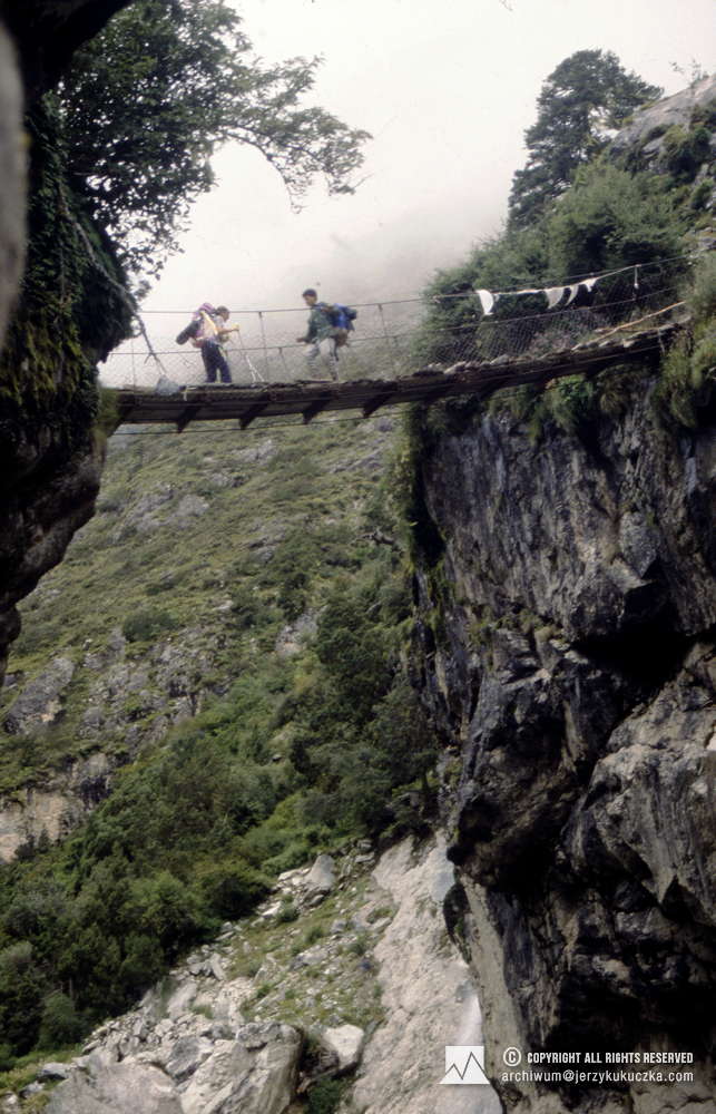 Lucia Mariani (biała koszulka) i nepalski tragarz w drodze do bazy.