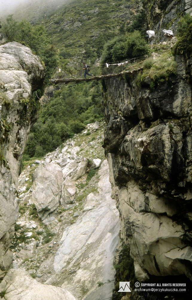 Tragarze w drodze do bazy.