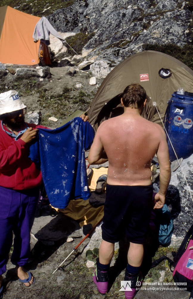 Uczestnicy wyprawy w bazie. Od lewej: Ryszard Warecki i Jerzy Kukuczka.