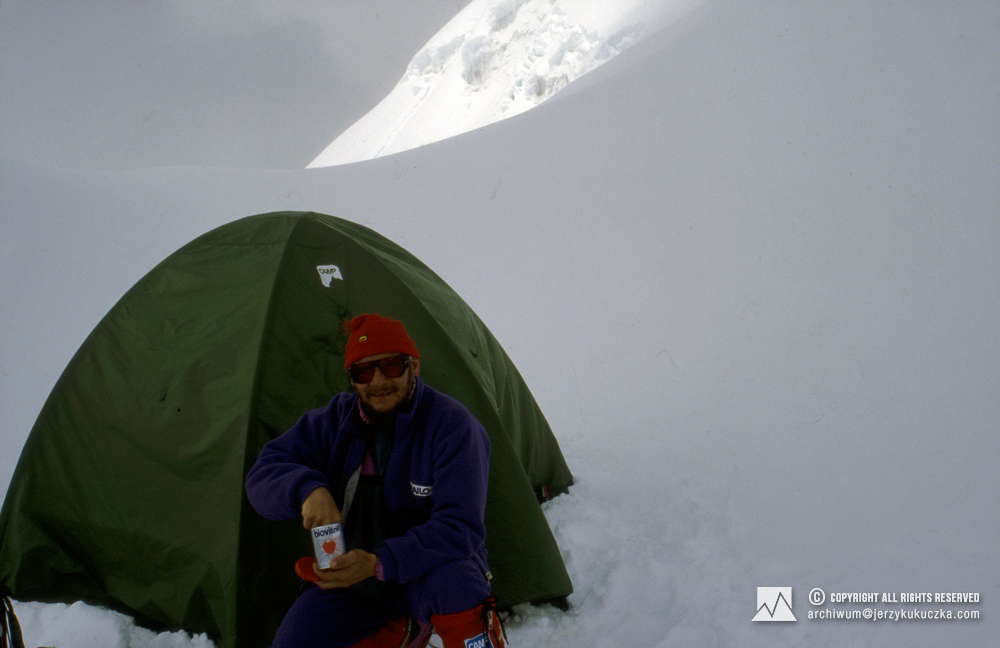 Jerzy Kukuczka w obozie.
