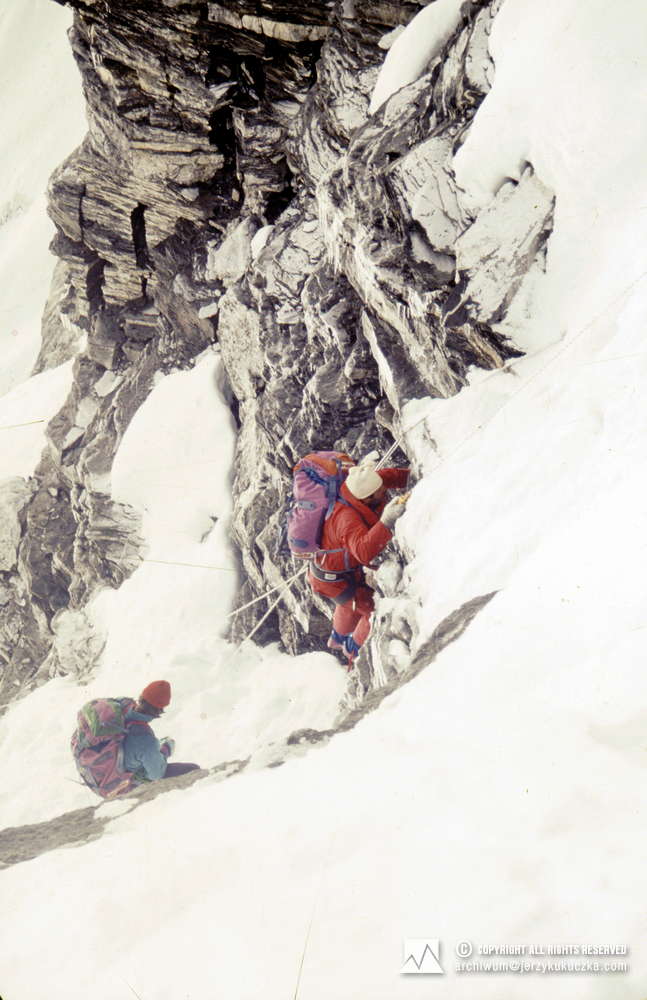 Himalaiści w ścianie Lhotse. Prowadzi Floriano Castelunovo, za nim wspina się Fulvio Mariani.