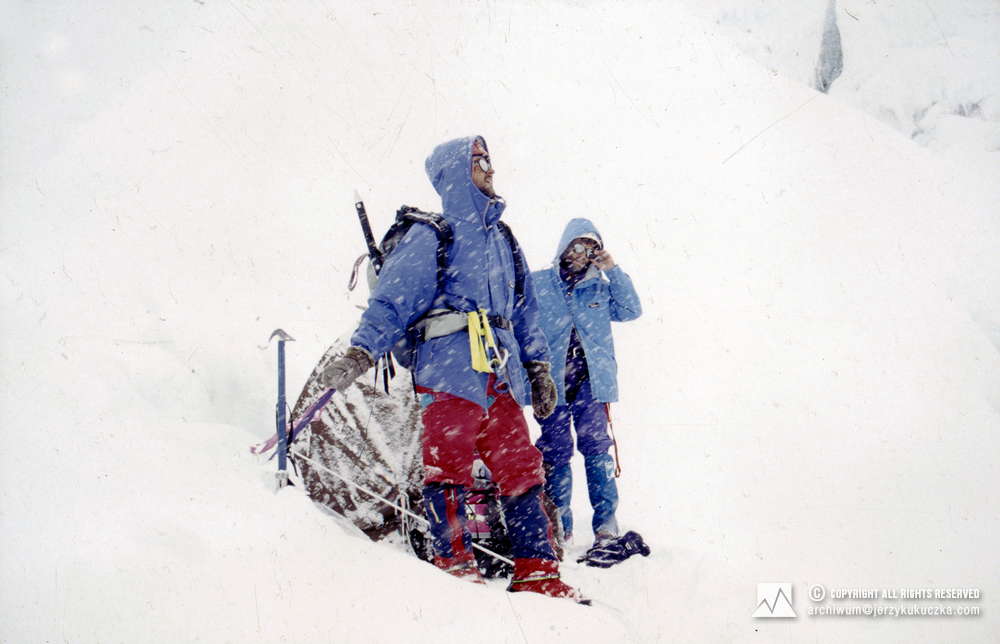 Himalaiści w obozie na stoku Lhotse. Od lewej: Michał Kulej i Ryszard Pawłowski.