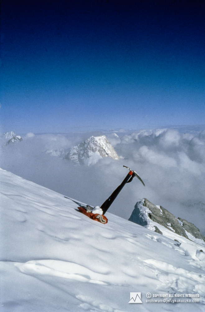 Czekan Jerzego Kukuczki na głównym szczycie Broad Peak (8051 m n.p.m.) - 30.07.1982r. W tle widoczny szczyt Gasherbrum IV (7925 m n.p.m.).
