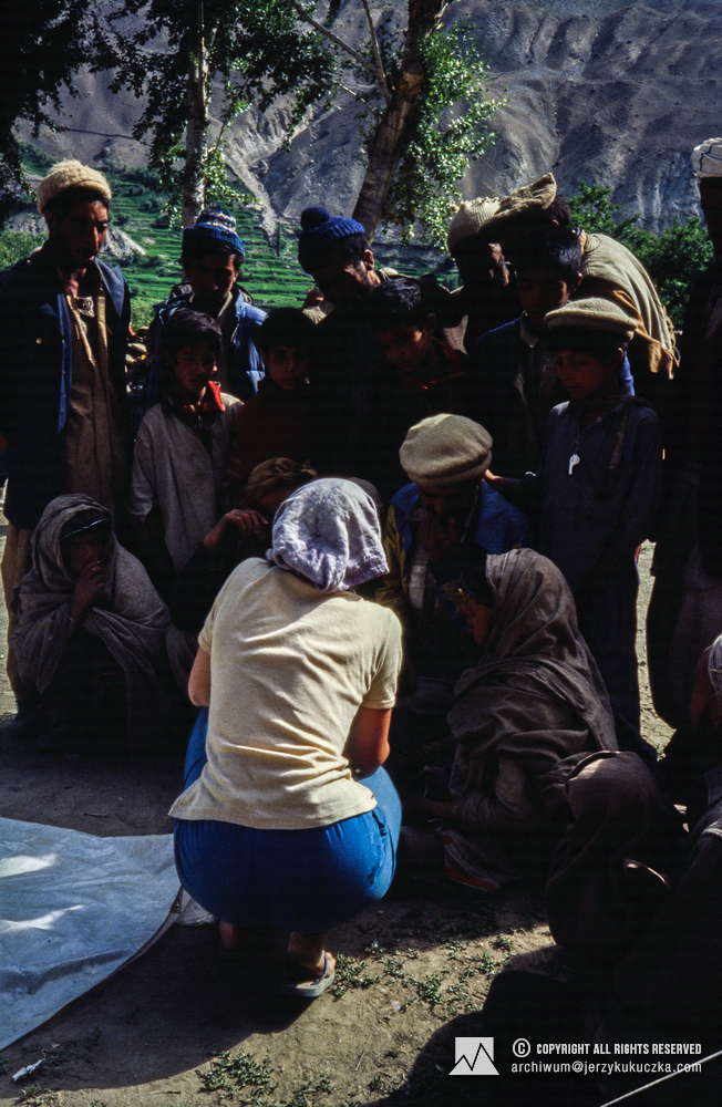 Uczestniczka wyprawy kobiecej rozmawiająca z miejscową ludnością.