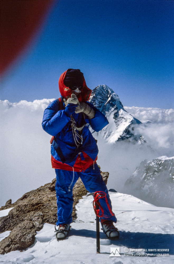 Wojciech Kurtyka na tle K2 (8611 m n.p.m.).