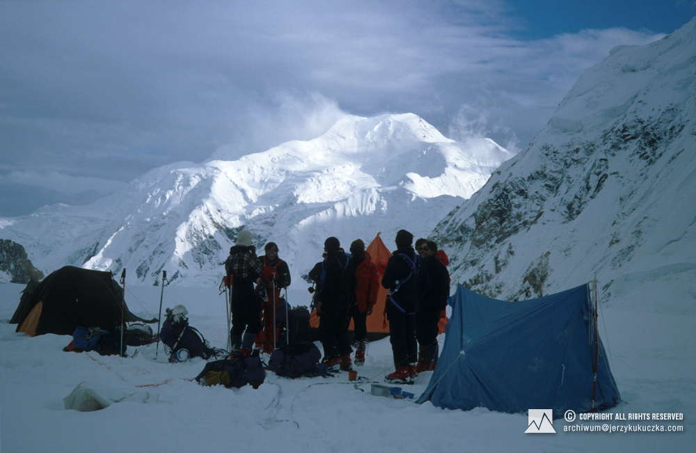 Uczestnicy wyprawy francuskiej, działający pod Gasherbrumami w roku 1982, napotkani przez Jerzego Kukuczkę oraz Wojciecha Kurtykę w trakcie ich rekonesansu w masywie Gasherbrum. Z tyłu w czerwonej kurtce (po prawej) stoi Wojciech Kurtyka.