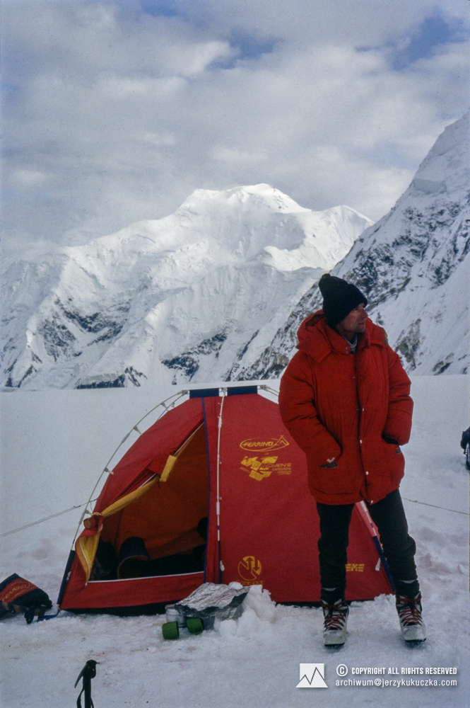 Wojciech Kurtyka w bazie wyprawy francuskiej. W tle Chogolisa (7665 m n.p.m.).