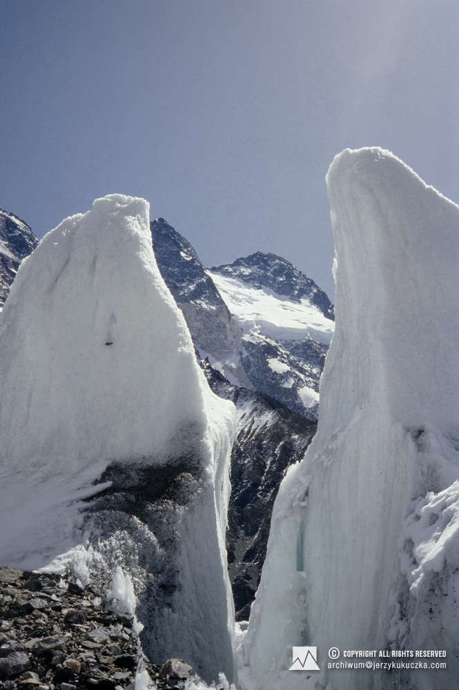 Seraki na stoku K2. W tle masyw Broad Peak.