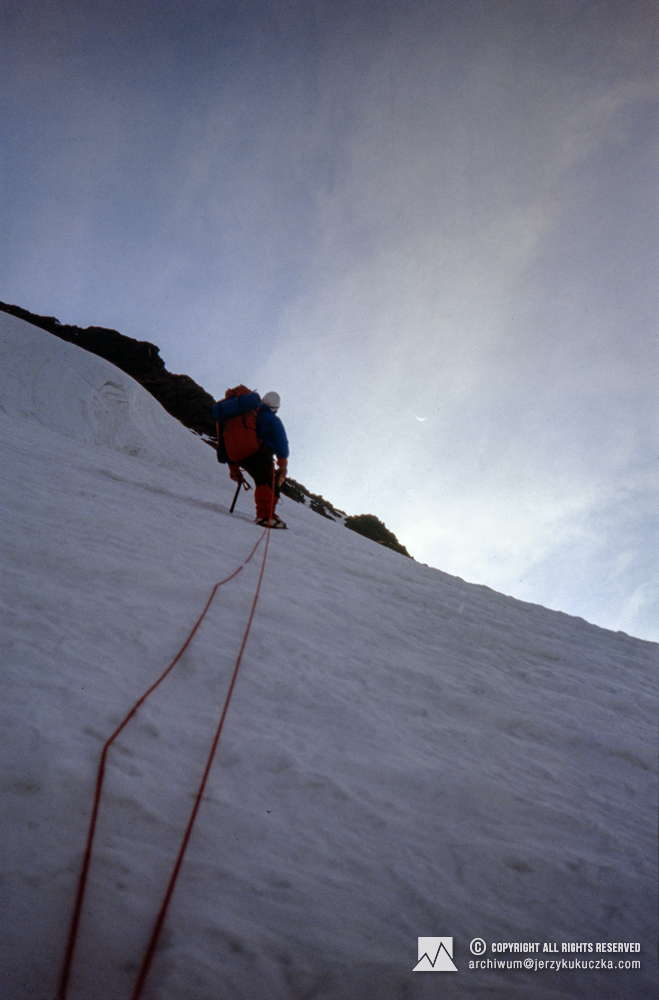 Wojciech Kurtyka na stoku K2.