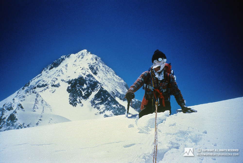 Wojciech Kurtyka na stoku Gasherbrum II. W tle Gasherbrum I (8080 m n.p.m.).