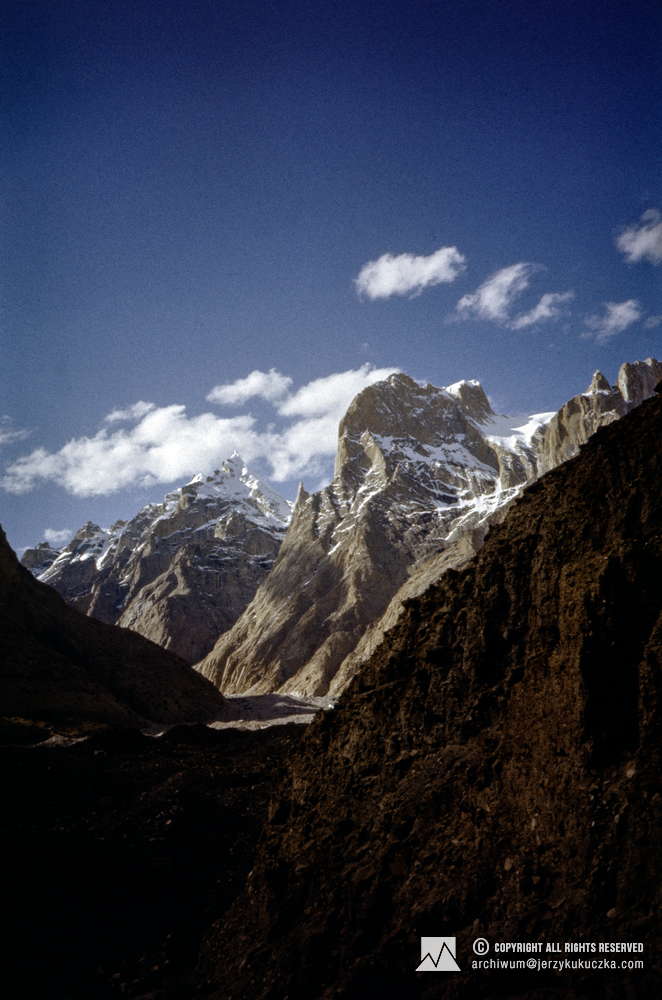 Szczyty w grupie Trango Towers. Od lewej: Trango II (6327 m n.p.m.) oraz Great Trango Tower (6130 m n.p.m.).