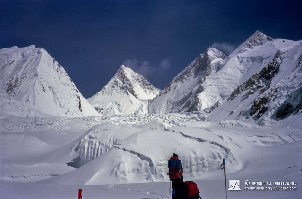 Wojciech Kurtyka na stoku Gasherbrum. Od prawej widoczne są szczyty Gasherbrum II (8035 m n.p.m.), Gasherbrum III (7952 m n.p.m.) oraz Gasherbrum IV (7925 m n.p.m.).