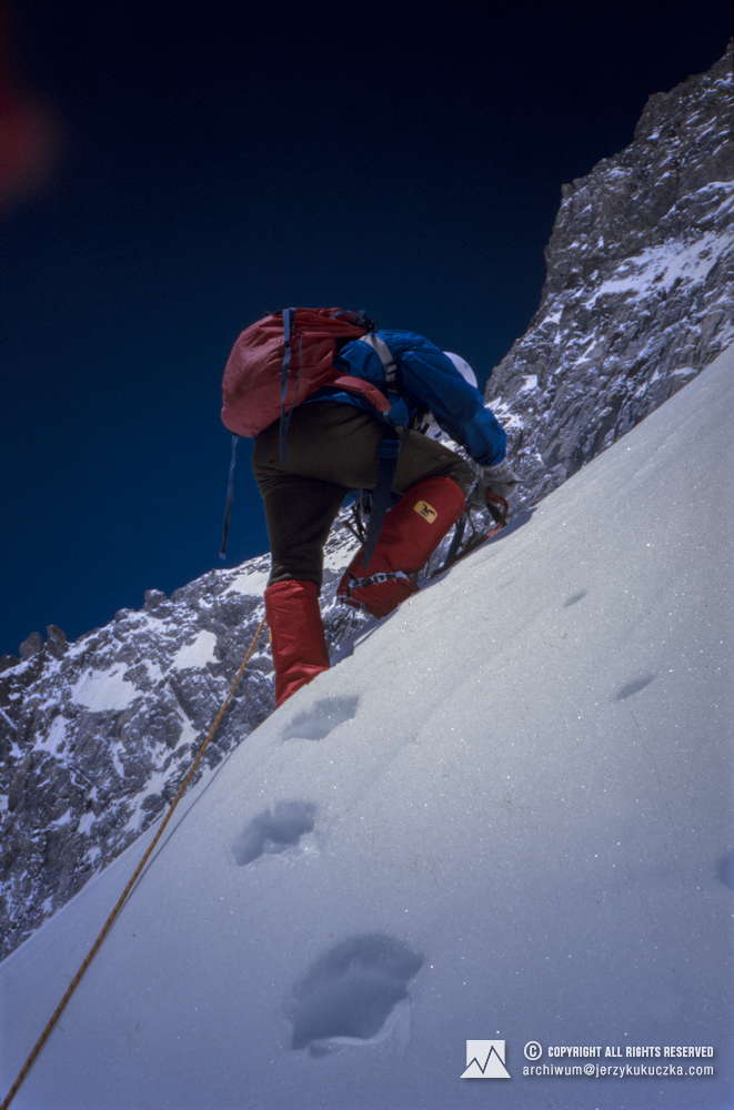 Wojciech Kurtyka w trakcie wspinaczki na Gasherbrum I.