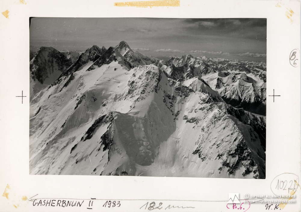 Szczyty widoczne z wierzchołka Gasherbrum I (8080 m n.p.m.). W głąb: Gasherbrum II East (7772 m n.p.m.), Gasherbrum II (8035 m n.p.m.), Broad Peak (8051 m n.p.m.) oraz K2 (8611 m n.p.m.).