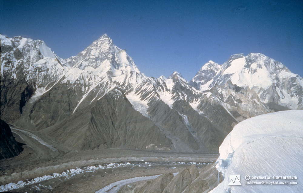 Ośmiotysięczniki widoczne ze stoku Biarchedi. Po lewej K2 (8611 m n.p.m.), po prawej Broad Peak (8051 m n.p.m.).