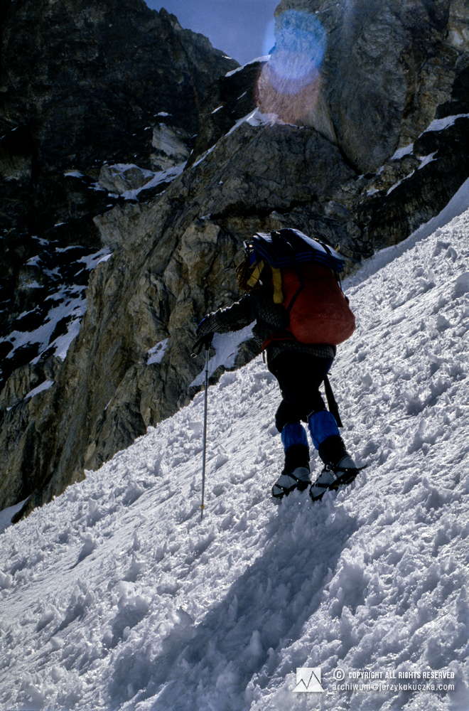 Wojciech Kurtyka w trakcie wspinaczki na Broad Peak.