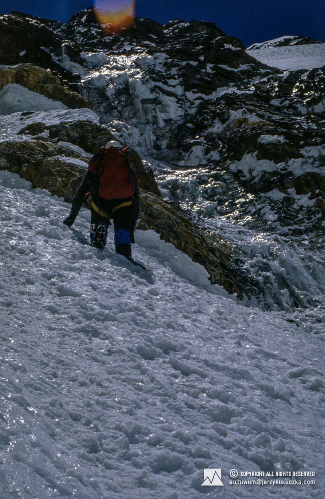 Wojciech Kurtyka w trakcie wspinaczki na Broad Peak.