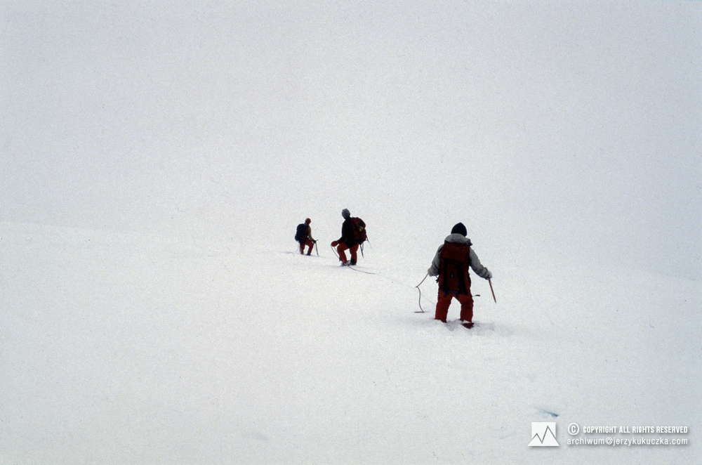 Uczestnicy wprawy na stoku Broad Peak. Od lewej: Krzysztof Wielicki, Ryszard Pawłowski i Janusz Majer.