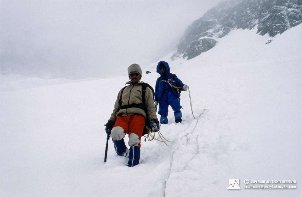 Uczestnicy wyprawy na stoku Broad Peak. Prowadzi Walenty Fiut, za nim Wojciech Kurtyka.