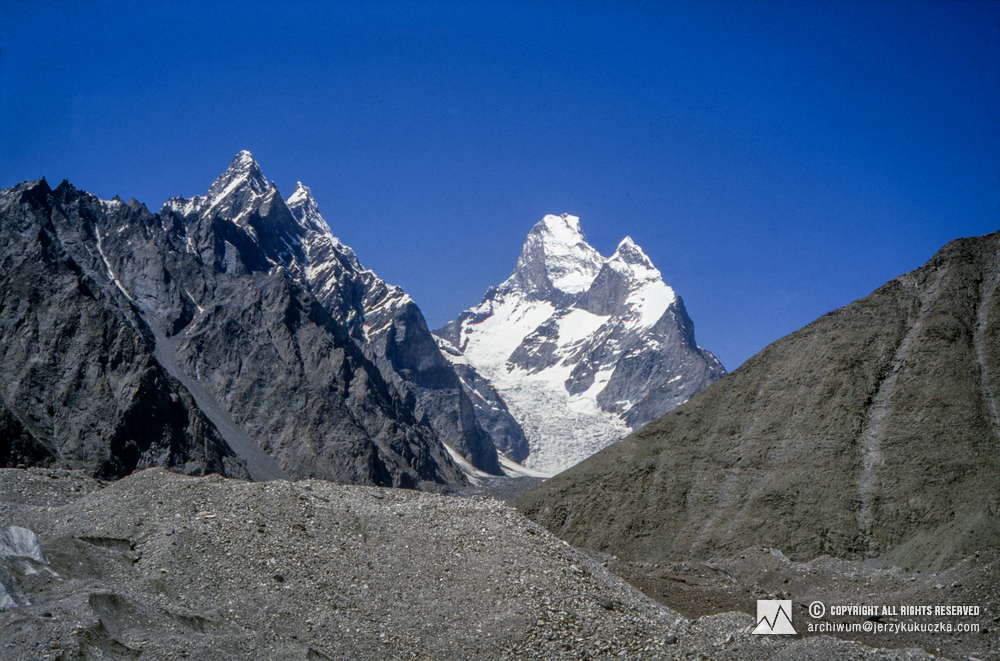 Szczyty w Karakorum. Od prawej: Black Tooth (6726 m n.p.m.), Muztagh Tower (7276 m n.p.m.), Biange I (6380 m n.p.m.) i Biange II (6255 m n.p.m.).