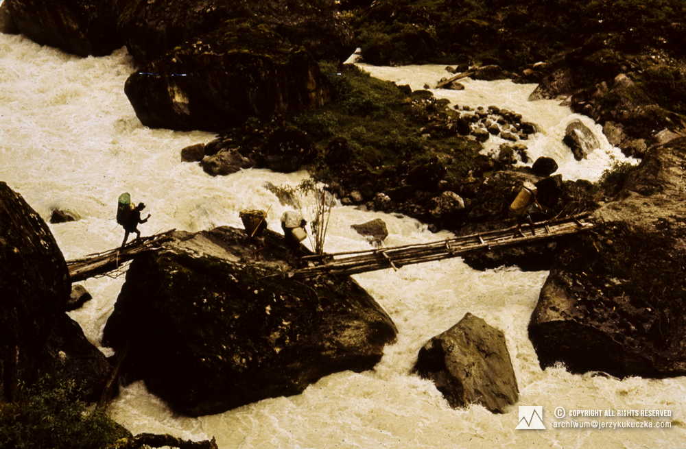 Tragarze w trakcie przeprawy przez rzekę.