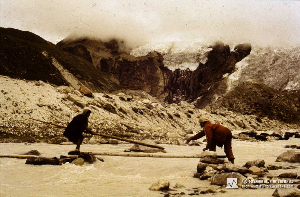 Uczestnicy wyprawy w trakcie przeprawy przez rzekę. Pierwszy z prawej: oficer łącznikowy Khatka.