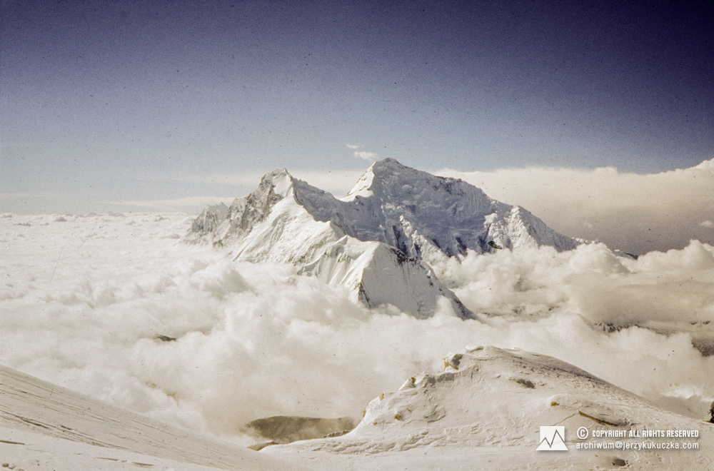 Ośmiotysięczniki widoczne ze stoku Makalu. Od lewej: Lhotse (8516 m n.p.m.) i Mount Everest (8848 m n.p.m.).
