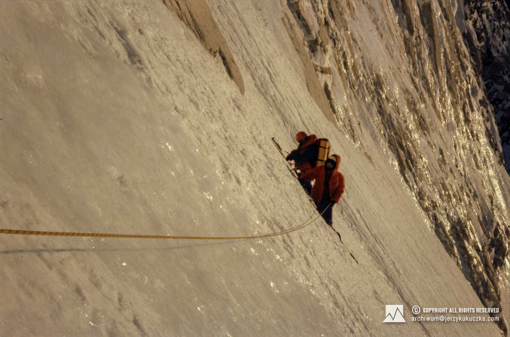 Uczestnicy wyprawy w trakcie wspinaczki. Na pierwszym planie Wojciech Kurtyka, za nim Alex MacIntyre.