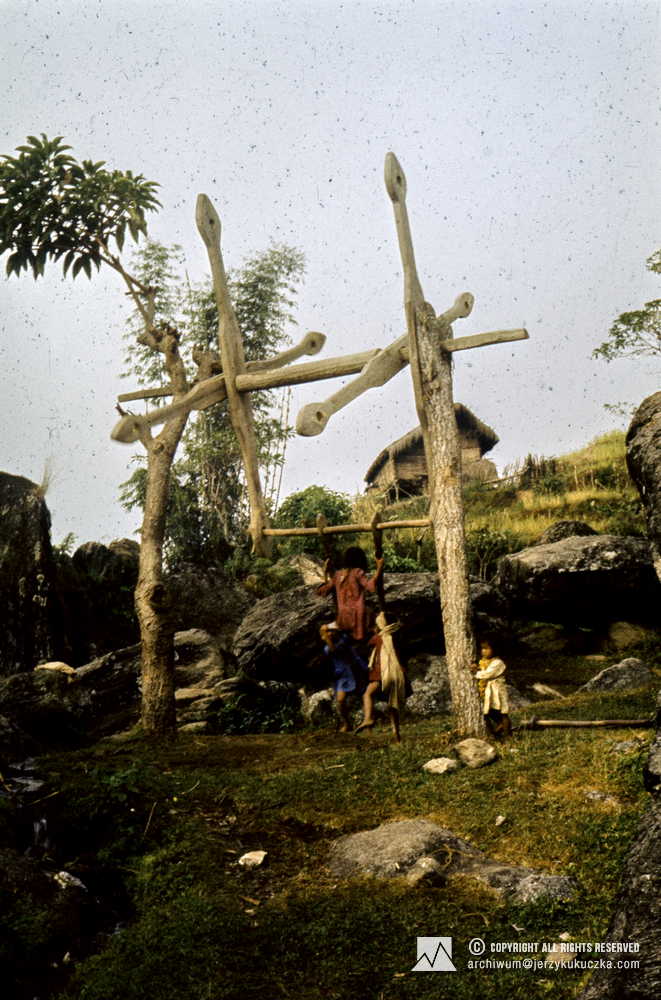 Nepalskie dzieci na huśtawce.