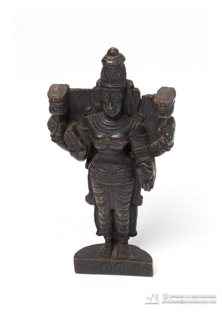Drewniana figurka przedstawiająca hinduskie bóstwo.