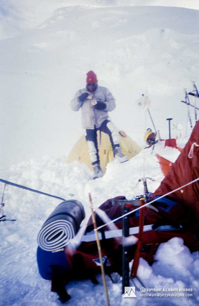 Jerzy Kukuczka w obozie II (7000 m n.p.m.).