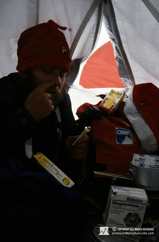 Artur Hajzer w obozie, prezentujący produkty sponsorów (16-17 września).