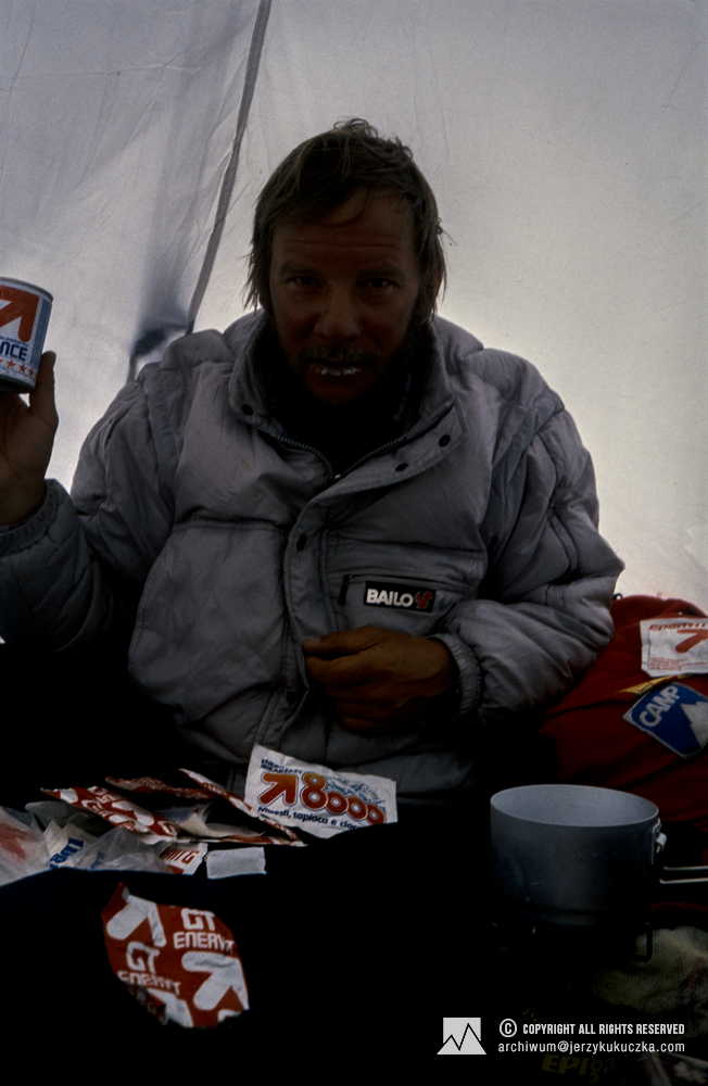 Jerzy Kukuczka w obozie, prezentujący produkty sponsorów (16-17 września).